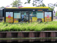 850220 Afbeelding van een abri bij de Meernbrug te De Meern (gemeente Utrecht). Op de abri mededelingenborden over het ...